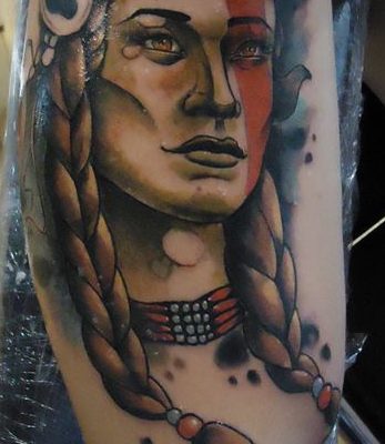 Tattoo von einer Squaw auf dem Oberarm