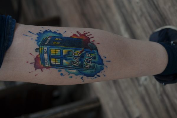 Tattoo von einem Hochhaus auf dem Bein