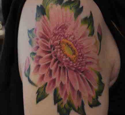 Tattoo von einer Blume auf dem Oberarm